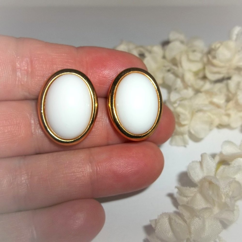 Vintage Earrings, White and Gold Vintage Earrings, Retro Earrings, Trifari 7385
